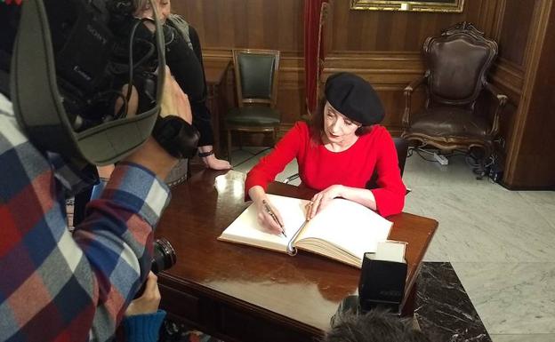Luz Casal firma en el Libro de Honor del Ayuntamiento. /