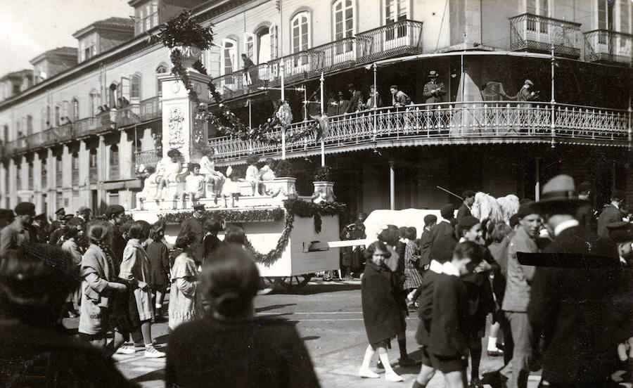 Una de las carrozas de ElBollo, a mediados del siglo pasado.