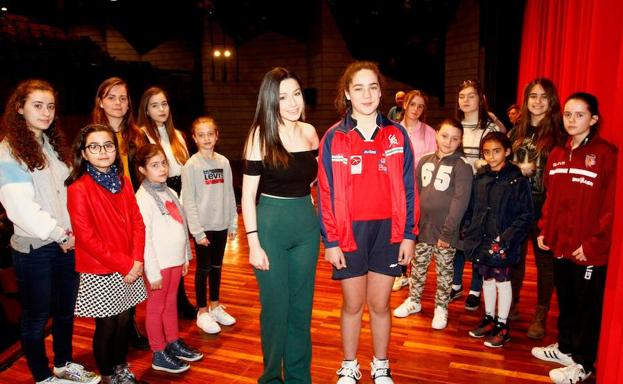 La Xana y la Xanina posan con sus damas después de la elección. /Patricia Bregón