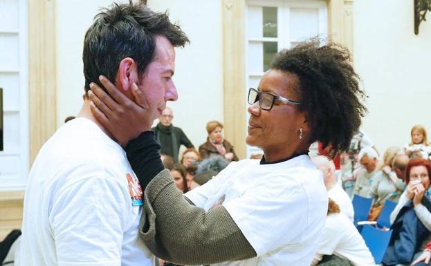 Ana Julia, con el padre de Gabriel Cruz, Ángel, que tuvo que fingir que no sabía que ella era la asesina. /EFE