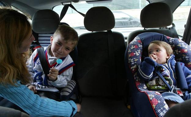 Imagen de archivo de tres niños en la parte trasera de un vehículo. /NURIA GONZÁLEZ/ELCORREO