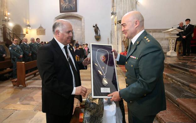 Armando Arias y el teniente coronel Luis Avilés, durante el hermanamiento./ PIÑA