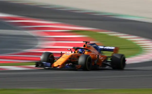 Fernando Alonso, al volante del MCL33. /Efe