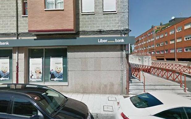 Atracan la sucursal de Liberbank en Colloto y se llevan 5.000 euros