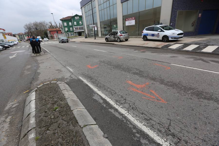 Uno de los coches implicados y el de la Policía Local./Marieta
