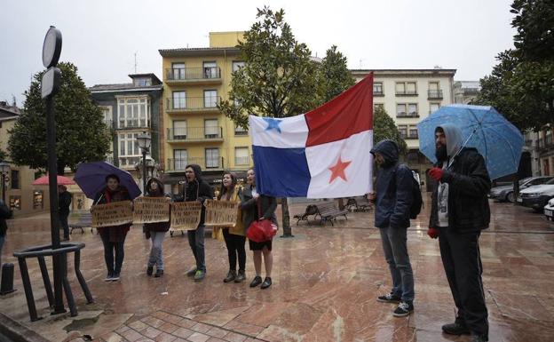 Un grupo de alumnos recibió al consejero de Educación y al presidente del Principado al grito de «no haces nada con tasas congeladas»