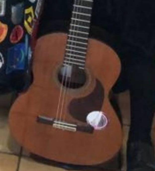 La tuna de Valladolid recupera la guitarra sustraída el sábado durante su paso por El Llano La tuna de Valladolid recupera la guitarra sustraída el sábado durante su paso por El Llano