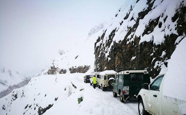 Un nuevo alud corta la carretera de Sotres Un nuevo alud corta la carretera de Sotres