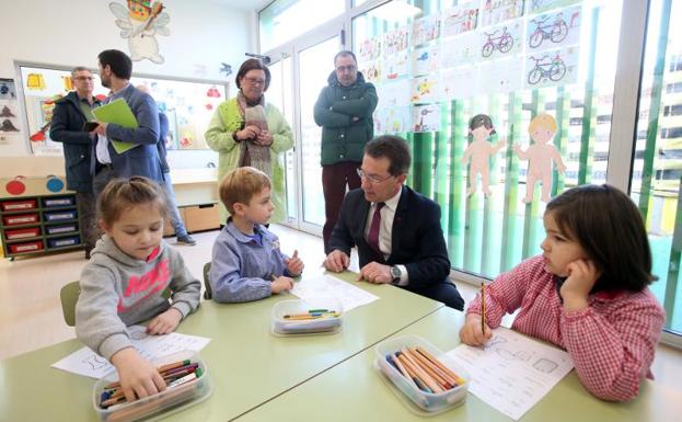 Genaro Alonso, durante su visita al centro./Álex Piña
