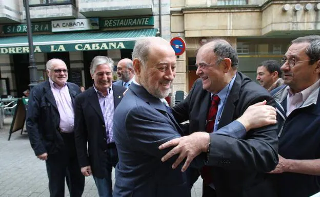 Gabino de Lorenzo y Antonio Masip, en 2012, en un encuentro de los miembros de la corporación municipal de Oviedo de los años 1987 a 1991