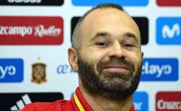 Andrés Iniesta, muy sonriente. /Afp