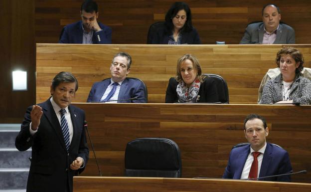 Fernández emplaza al PSOE a desechar el informe que pide cerrar las térmicas antes de 2025