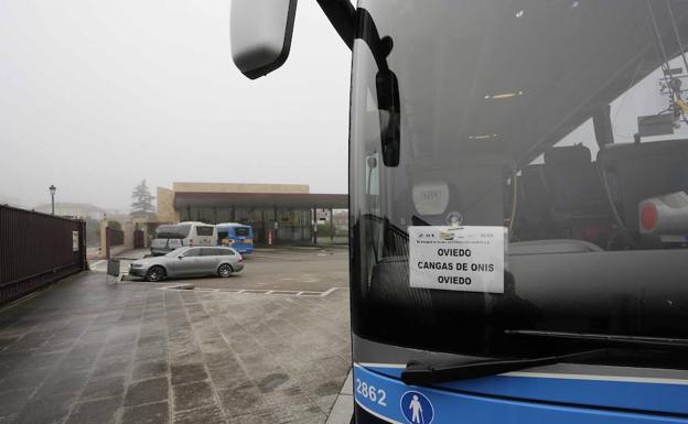 Bus de la línea a Oviedo, única conexión a Gijón mediante transbordo, en la estación de Cangas./Nel Acebal