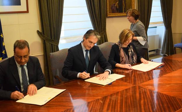 El consejero de Infraestructuras, el ministro de Fomento y la alcaldesa de Avilés en la firma de los protocolos. /Iñaki Gil