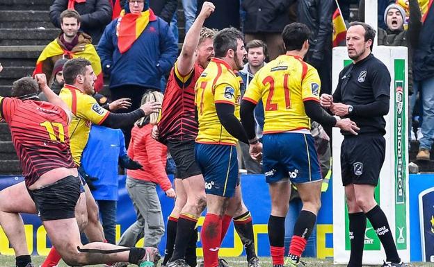 Los jugadores de la selección española (de amarillo) increpan al árbitro rumano Vlad Iordachescu tras caer derrotados ante Bélgica. /Laurie Dieffembacq (Afp)