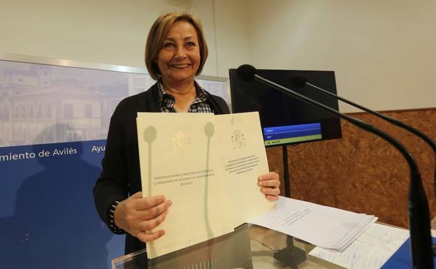 La alcaldesa muestra los acuerdos firmados con el Ministerio de Fomento. /Marieta