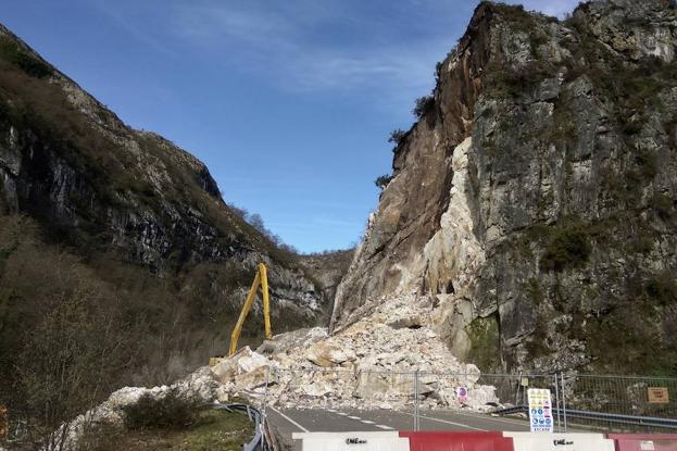 Los operarios trabajan para llegar a la parte alta de la roca caída en Anzó. / Damián Arienza