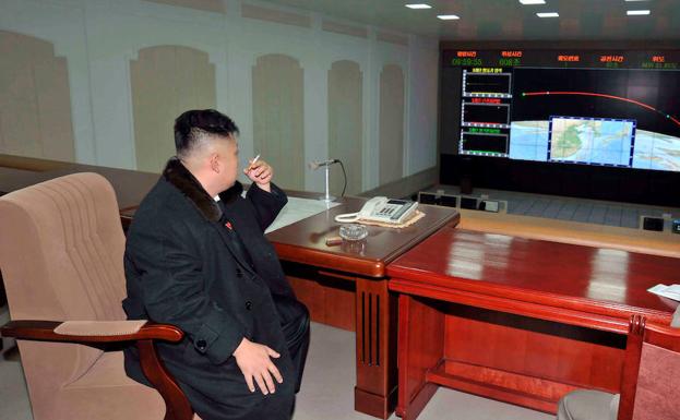 Kim Jong-un fuma en uno de sus cuarteles. /Reuters