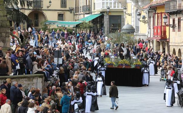 El único paso de la procesión baja por la calle de San Francisco, mientras los fieles lo contemplan. /Marieta