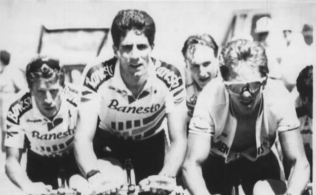 Lemond, delante de Induráin y Delgado, en el Tour del 90./Reuters