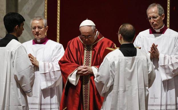El papa Francisco preside los ritos del Viernes Santo durante la ceremonia de la Pasión del Señor en la basílica de San Pedro, en Ciudad del Vaticano./EFE