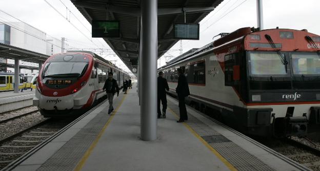 Un tren de cercanías y otro regional, en la estación de Sanz Crespo en Gijón. / PALOMA UCHA
