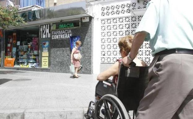 Una persona en silla de ruedas./MIGUEL ÁNGEL