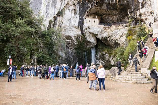 Covadonga. Muchos turistas aprovecharon para visitar el santuario antes de subir a los Lagos./JUAN GARCÍA LLACA