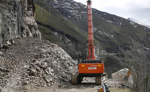 Un máquina trabaja en la zona del argayo. /J. C. Román