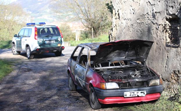 Calcinan un coche en Colloto tras haber sido robado en Noreña