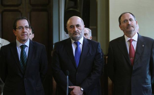 Los síndicos Miguel Ángel Menéndez y Antonio Arias con Avelino Viejo (centro)./EFE