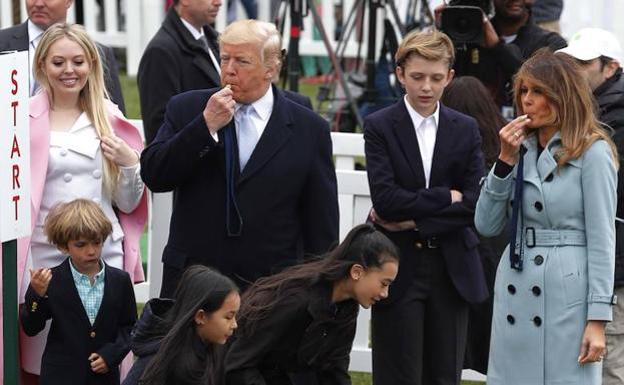 Tiffany, Donald, Barron y Melania Trump, durante los juegos de Pascua en la Casa Blanca./REUTERS