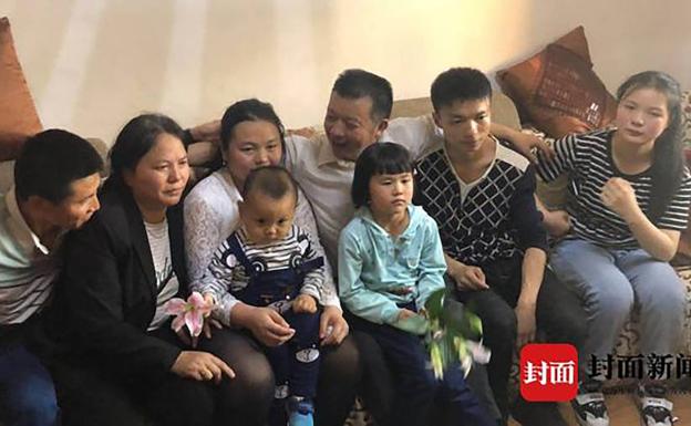 Reencuentro de las dos familias, con la hija y el padre biológico en el centro./TheCover.Cn