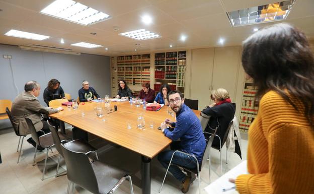Reunión de la comisión ayer en el Ayuntamiento. /MARIETA