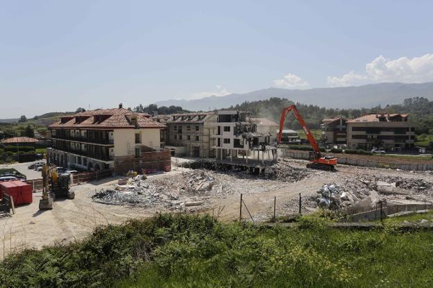 Una máquina trabaja en la demolición de la ampliación declarada ilegal del hotel Kaype, en Barro, en mayo del pasado año. / NEL ACEBAL