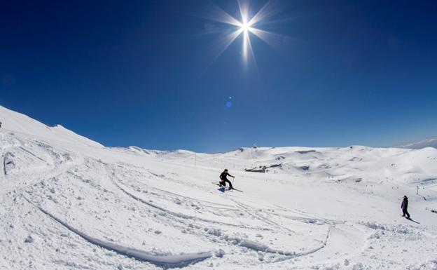 En las pistas granadinas queda un mes para disfrutar/Sierra Nevada