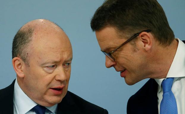 John Cryan habla con Christian Sewing hace una semana en una conferencia de prensa. /Ralph Orlowski (Reuters)