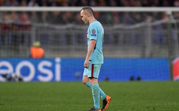 Andrés Iniesta, cabizbajo, al salir del campo en el Olímpico de Roma. /Reuters