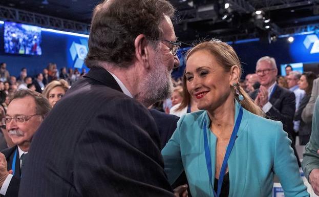 Rajoy saluda a Cristina Cifuentes durante la convención del PP celebrada el pasado fin de semana en Sevilla./EFE