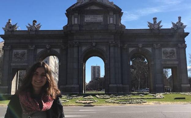 Lucía Rodríguez delante de la Puerta de Alcalá en Madrid./E. C.
