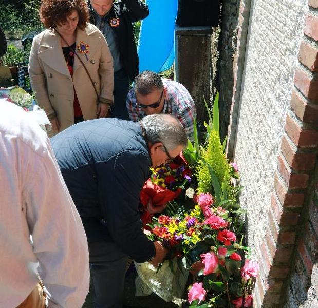 Momento de la ofrenda floral en Vegadotos. / J. M. PARDO