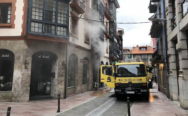 Los bomberos sofocan un incendio en la sala de contadores de un edificio en Llanes