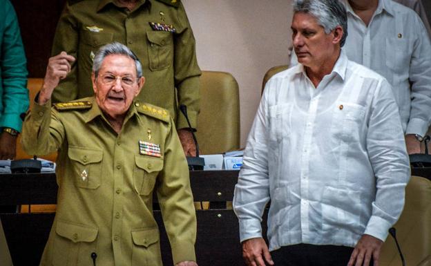 Raúl Castro y Miguel Díaz Canel, en una sesión del Parlamento./AFP
