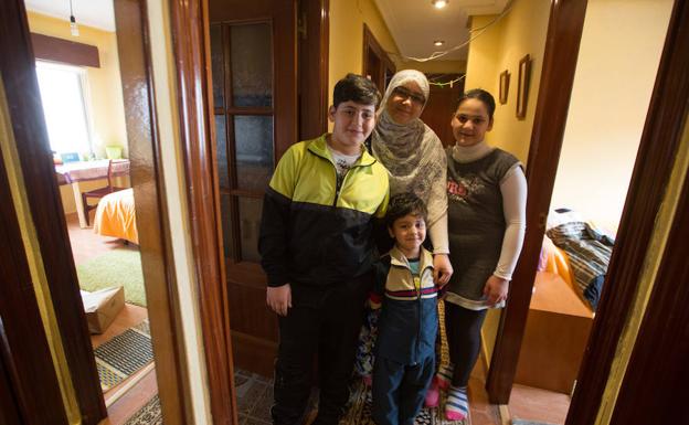 Abdul Rahman, Fátima, Ali y Nour Haluda en su casa. /MARIETA