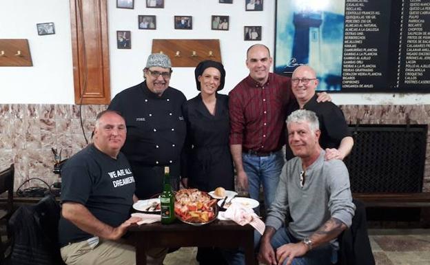 José Andrés y Anthony Bourdain, con José Francisco Hernández, Amaya Crespo, Rodrigo Suárez y José Ángel Artime, de Casa Lin./MARIETA