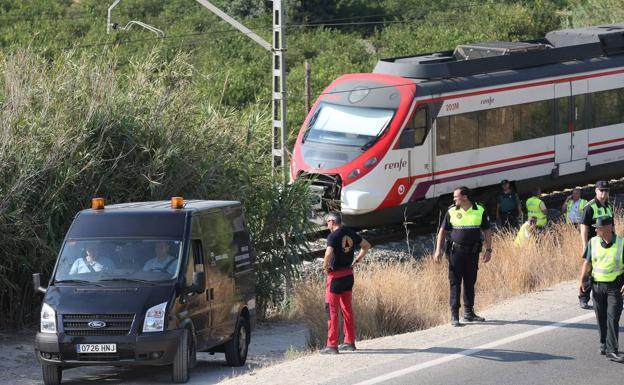Miembros del operativo de búsqueda, tras el hallazgo de la niña. /Salvador Salas