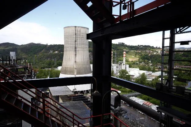 Torre de refrigeración de la central térmica de Ribera de Arriba, propiedad de EdP. / PABLO LORENZANA