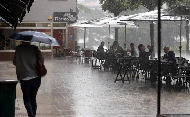 Intensa tormenta de verano en Oviedo./EFE