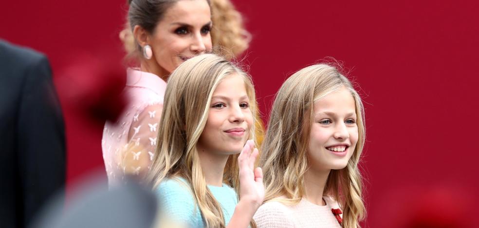 La Princesa de Asturias, a la derecha, sonriente, con la infanta Sofía y Doña Letizia, durante el desfile militar del 12 de octubre el pasado sábado./REUTERS