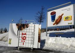 Carteles que anuncian albóndigas y salchicas en un establecimiento de Ikea. / EFE/